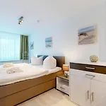 In Direkter Strandlage Mit Balkon Und Sauna, Duenenresidenz Prora-app 111 * Binz